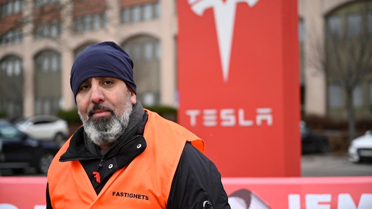 Jamal el Mourabit bevakar så att strejkbrytare inte tar sig in på Teslas område. Fackliga företrädare står på platsen i skift.