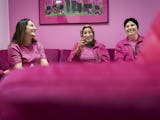 Städarna Elife Demirci, Zeliha Bulduk och Gülüzar Atik sitter tillsammans i en soffa och skrattar.