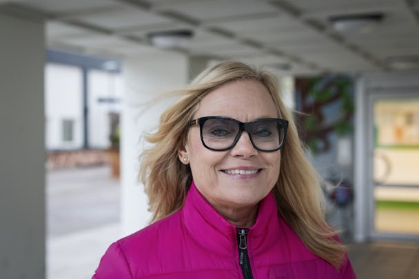 Porträtt på Susanne Axelsson Heldring, HR-chef på Botkyrkabyggen, som har glasögon och ser glad ut.