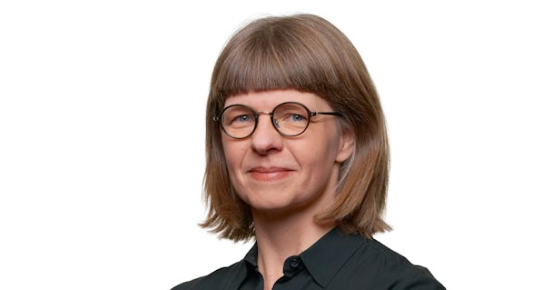 Porträtt på Ulrika Lorentzi i glasögon och en svart skjorta.