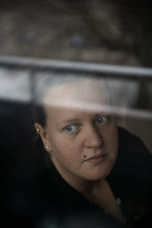 Porträtt på Jennifer Blomberg bakom en glasruta.