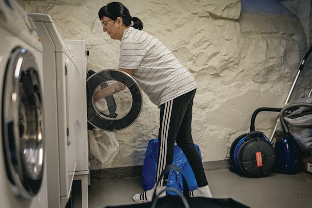 Mariia Batyn stoppar in kläder i en tvättmaskin.