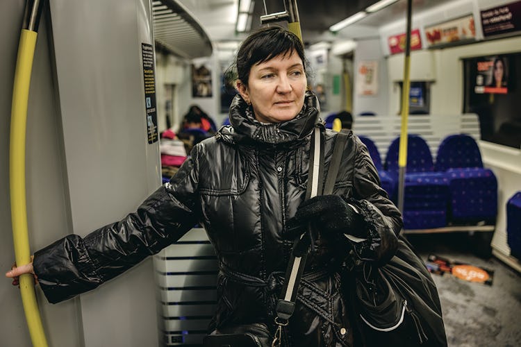 Mariia Batyn står i ett tunnelbanetåg i Stockholm.