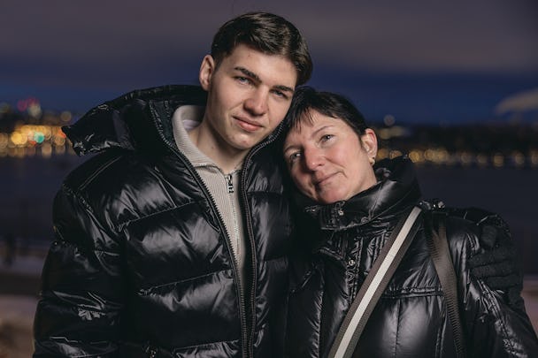 Mariia Batyn och sonen Vasyl står utomhus i jackor och håller om varandra.