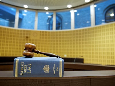 En domarklubba ligger på en lagbok i Stockholms tingsrätt.