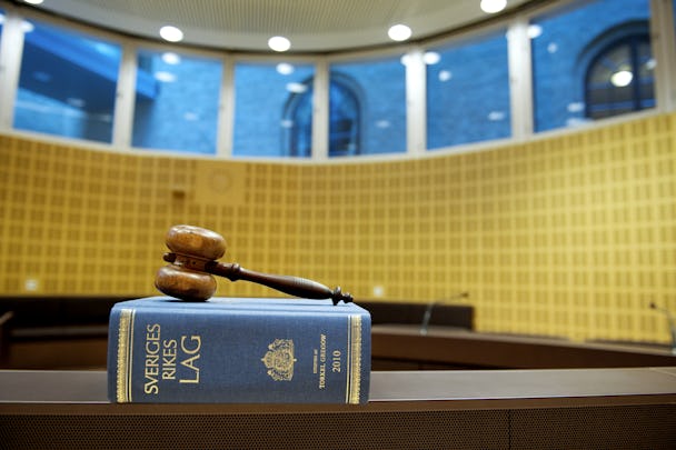En domarklubba ligger på en lagbok i Stockholms tingsrätt.