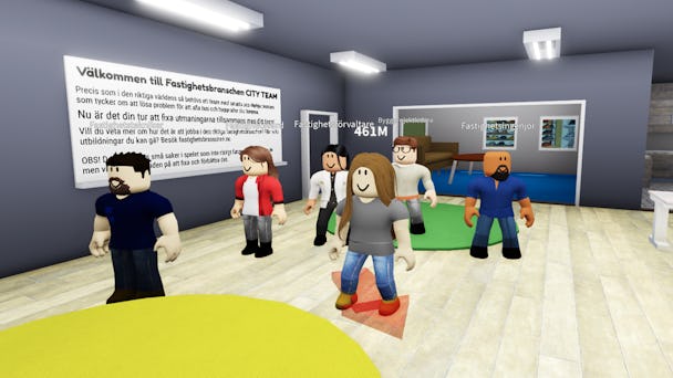 Skärmdump där sex Roblox-figurer står uppställda i ett rum.