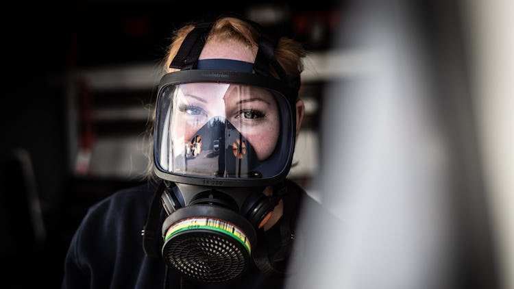 Porträtt där Sofie Nilsson iförd skyddsmask tittat in i kameran.