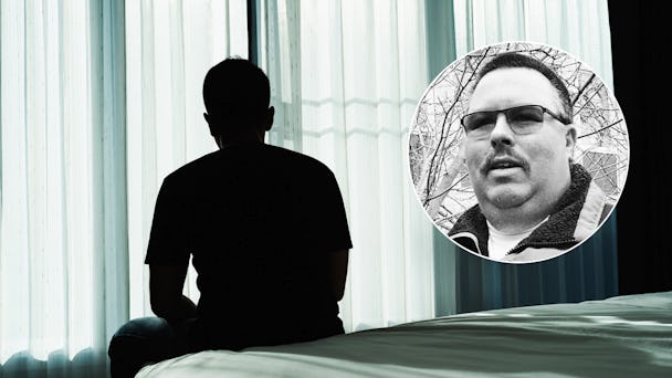 En person i silhuett som sitter på en säng mot ett fönster med tunna gardiner, tillsammans med ett infällt svartvitt foto av Joakim Häggkvist iförd solglasögon.
