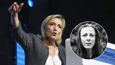 Marine Le Pen står vid ett podium och höjer sin högra arm. Infällt visa ett svartvitt porträtt av Ciczie Weidby.