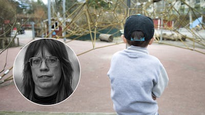 En bild visar ett barn i keps sedd bakifrån vid en lekplats. Inklippt syns ett svartvitt fotografi av Sara Svensson.
