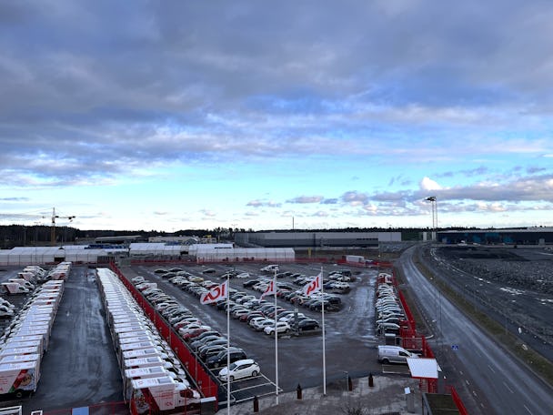 En bild över parkerade bilar som står i Brunna industriområde.