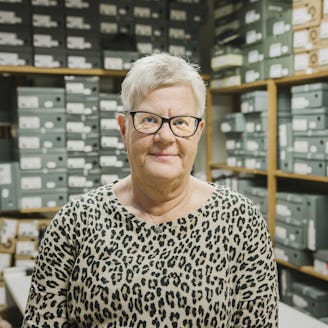 Porträtt på Karin Fagerström, 65 år, på lagret på Knapps skor i Hudiksvall.