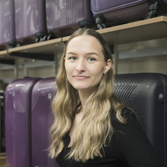 Porträtt på Julia Ström, 24 år, framför resväskor på Rizzo i Hudiksvall.