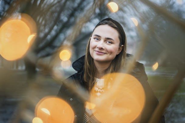 Tilde Wrigsell är en av låtskrivarna i Melodifestivalen 2023. I bilden omges hon av varma bollar av ljus.