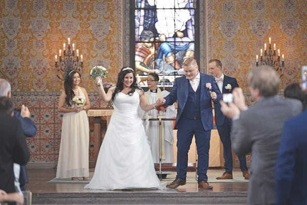 Martin och Paola gifter sig i Sundbybergs kyrka år 2017. 