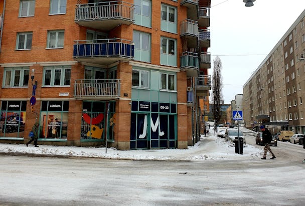 Is och snö på gatan utanför Mathem Express lokaler på Södermalm i Stockholm.