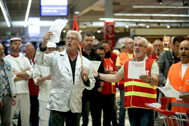 Butiksanställda i Louvroil i Frankrike sjunger ut sitt stöd för kollegan Thomas, som hotades med sparken av livsmedelsjätten Auchan. Orsaken var att han sjöng för högt när han jobbade i butiken.
