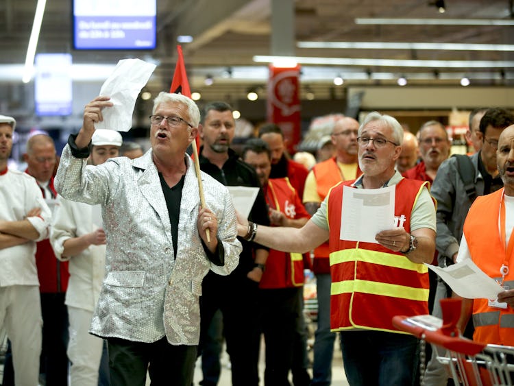 Butiksanställda i Louvroil i Frankrike sjunger ut sitt stöd för kollegan Thomas, som hotades med sparken av livsmedelsjätten Auchan. Orsaken var att han sjöng för högt när han jobbade i butiken.