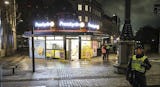 Polis på plats vid Pressbyrån på Kungsportsplatsen i centrala Göteborg, där en man i 20-årsåldern sköts på onsdagskvällen.