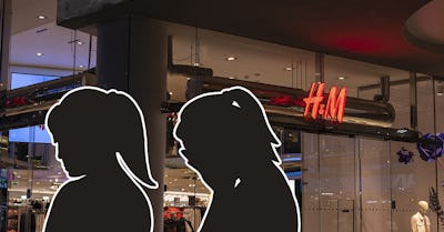 Två kvinnor i siluett gråter framför H&M-butik