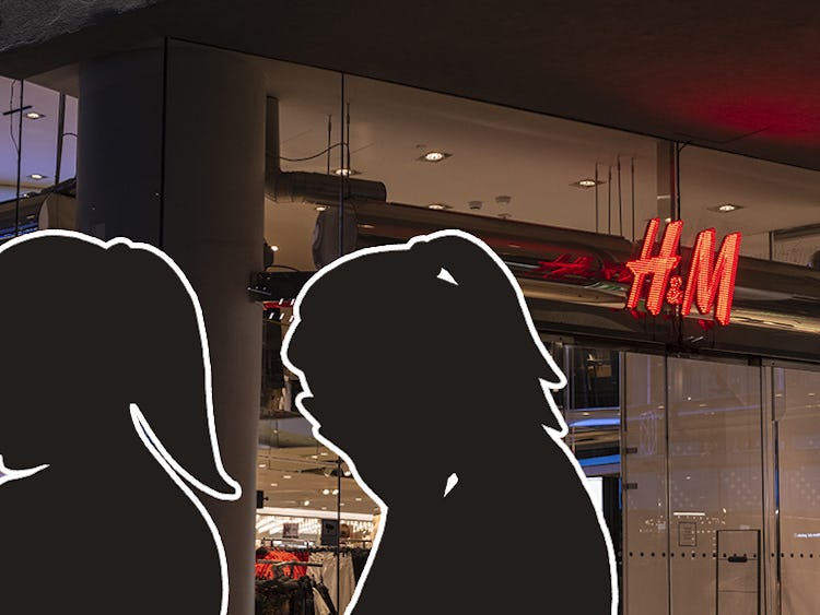 Två kvinnor i siluett gråter framför H&M-butik
