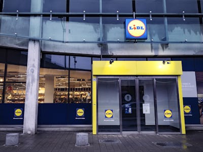 Entrén till en Lidl-butik med gul och blå skylt.