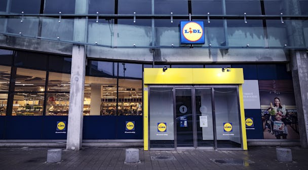 Entrén till en Lidl-butik med gul och blå skylt.