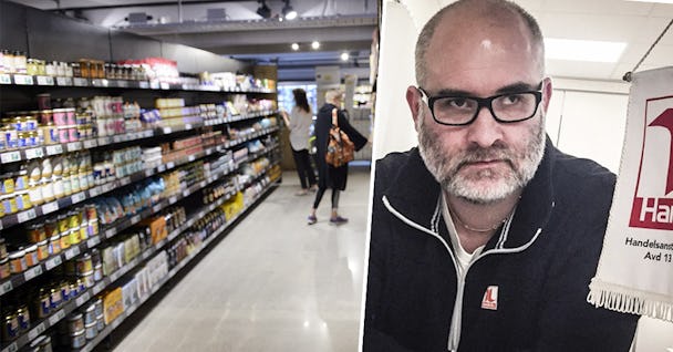 En man i glasögon bredvid en bild på en matbutik.