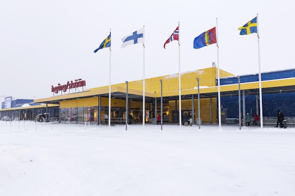 Ikeabutik i snöigt Sverige med vajande flaggor.