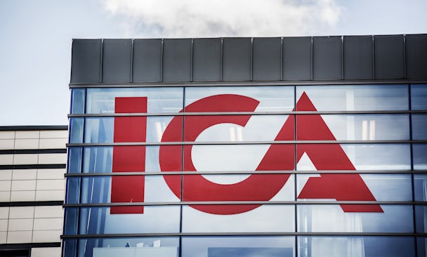 En byggnad med en “Ica“-logotyp.