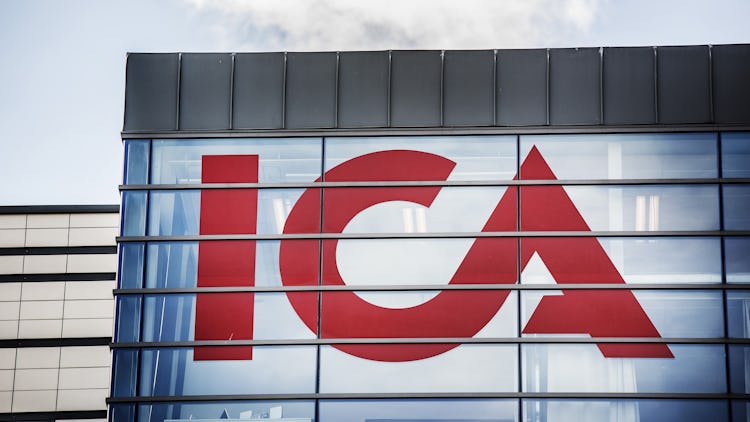 En byggnad med en “Ica“-logotyp.