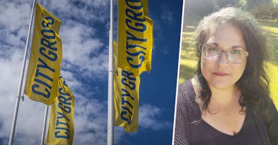 Tre gula flaggor med blå text där det står “CITYGROSS“. Till höger står en person med långt, mörkt hår och glasögon.