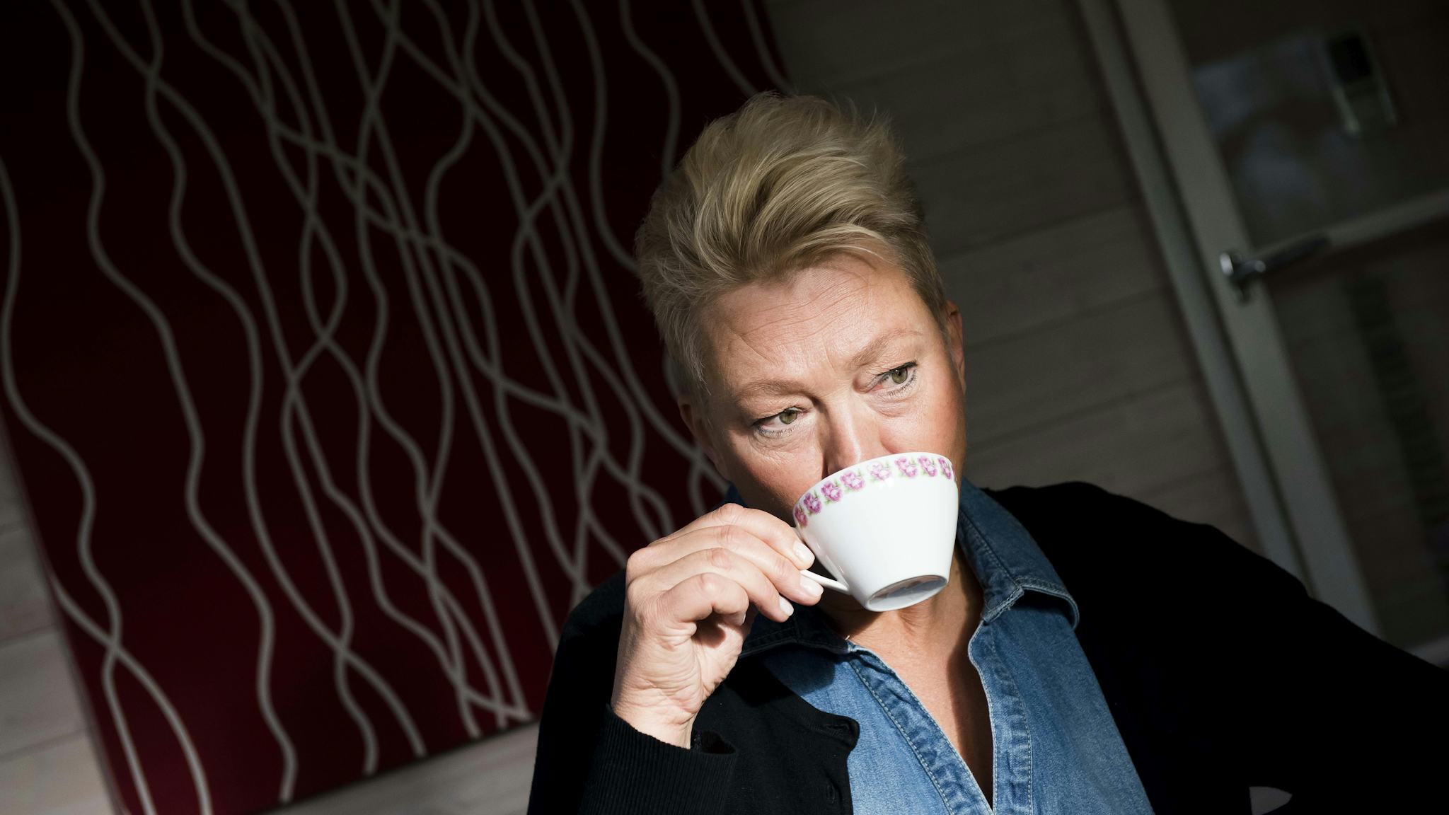 Marita Gustafsson dricker kaffe ur en kaffekopp.