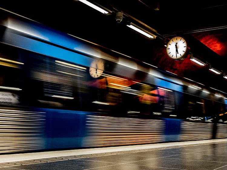 En suddig bild på ett tunnelbanetåg i Stockholm.