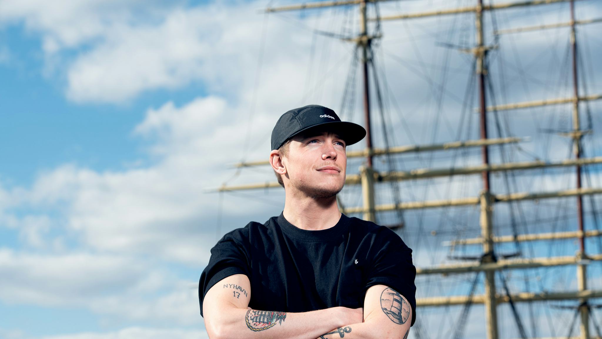 Charlie Johansson framför masten på en båt.