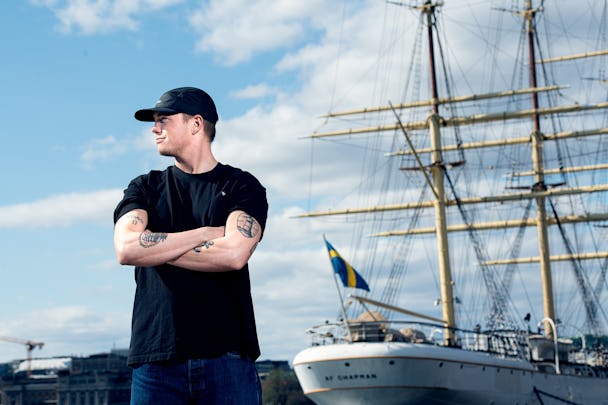Charlie Johansson framför en segelbåt.