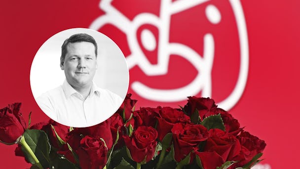 Socialdemokraternas logotyp och röda rosor, samt en porträttbild på partisekreteraren Tobias Baudin