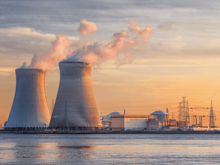 Kärnkraftsverk i Belgien, vid solnedgången