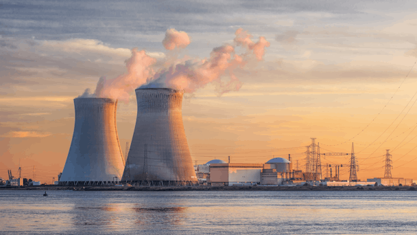 Kärnkraftsverk i Belgien, vid solnedgången
