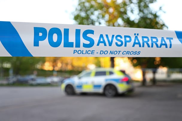Polisavspärrning vid en brottsplats i Linköping. I bakgrunden syns en polisbil.