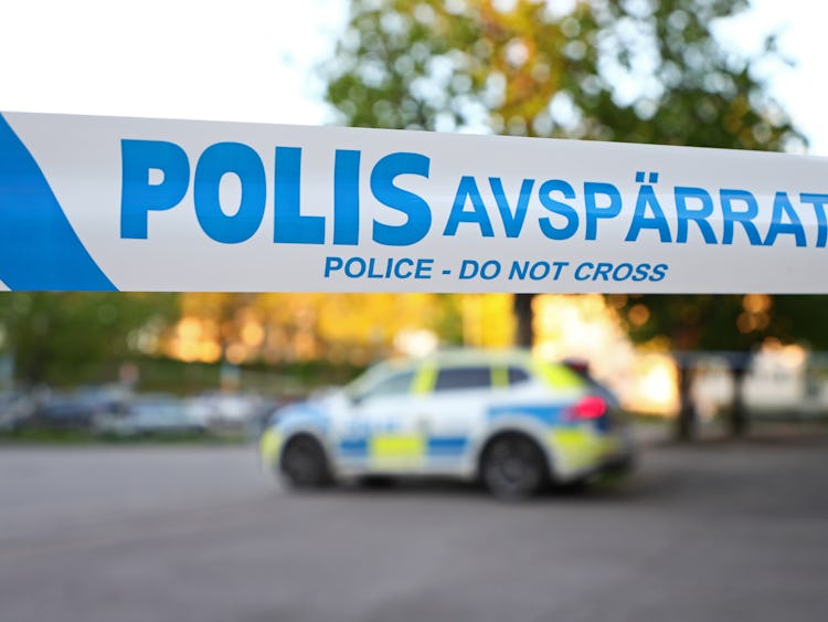 Polisavspärrning vid en brottsplats i Linköping. I bakgrunden syns en polisbil.