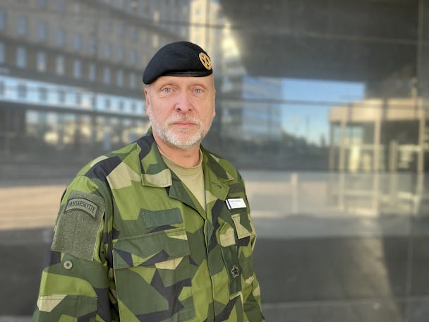 Fredrik Ståhlberg i Försvarsmaktens gröna kamouflagekläder och svart basker.