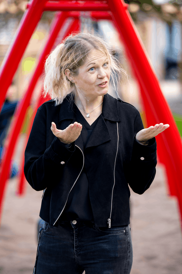 Zara Strömstedt slår ut med händerna när hon kommunicerar med teckenspråk på Vänerskolans skolgård.