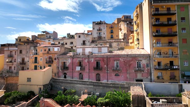 Vy över det rosa palatset och intilliggande byggnader i den sicilianska solen.