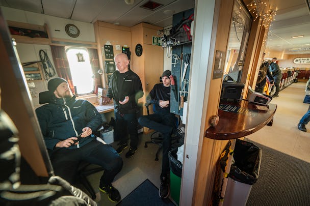 Eric Eklbom, Glenn Berlin och Albin Dinten Eriksson jobbar ombord båten Gällnö i Stockholms skärgård.