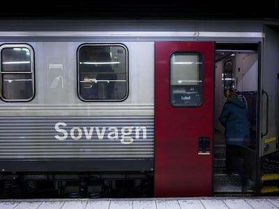 En grå vagn på ett nattåg. En skylt anger Luleå som destination. På tåget står texten sovvagn.