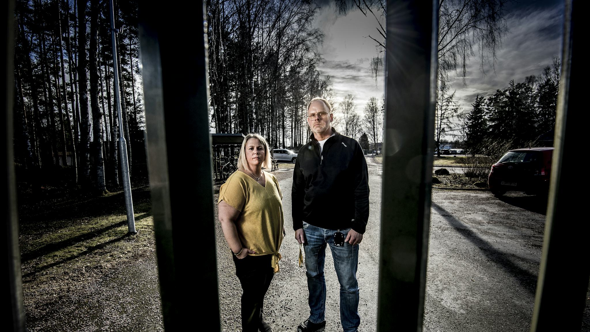 Behandlingpedagogerna Anna Looström och Mikael Olsson innanför fyra meter höga grindar till Runnagårdens inhägnade område.