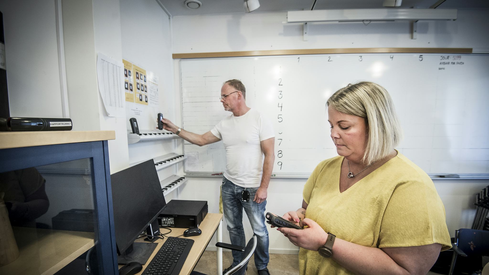 Behandlingspedagogerna Mikael Olsson och Anna Looström använder Sis egna bärbara telefoner inuti Sis-hemmet Runnagården.