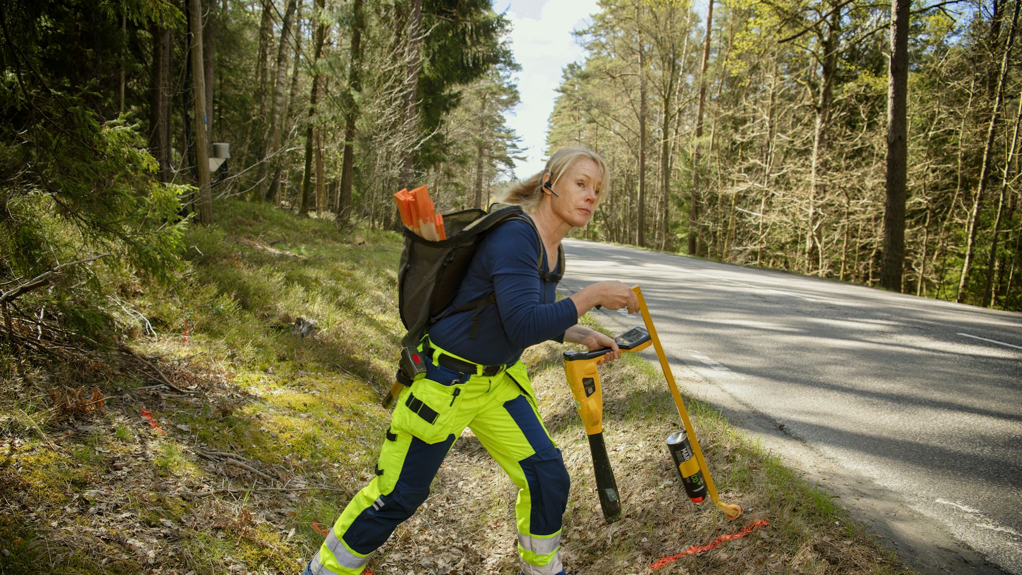 Fältteknikern Lotta Hermond på Geomatikk söker och markerar ledningar som går i marken.